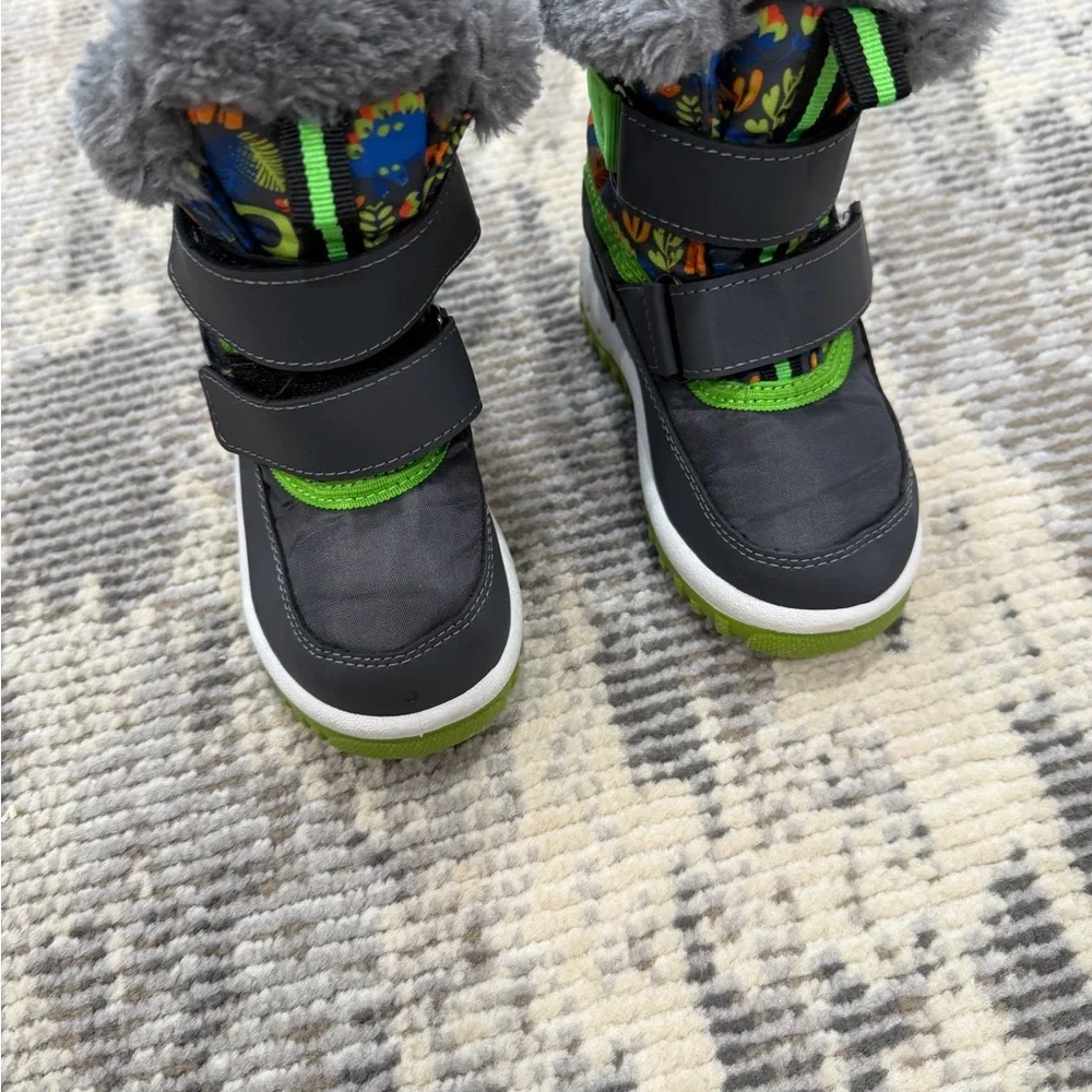 Kids Winter Hook-and-Loop Boots in Black and Green